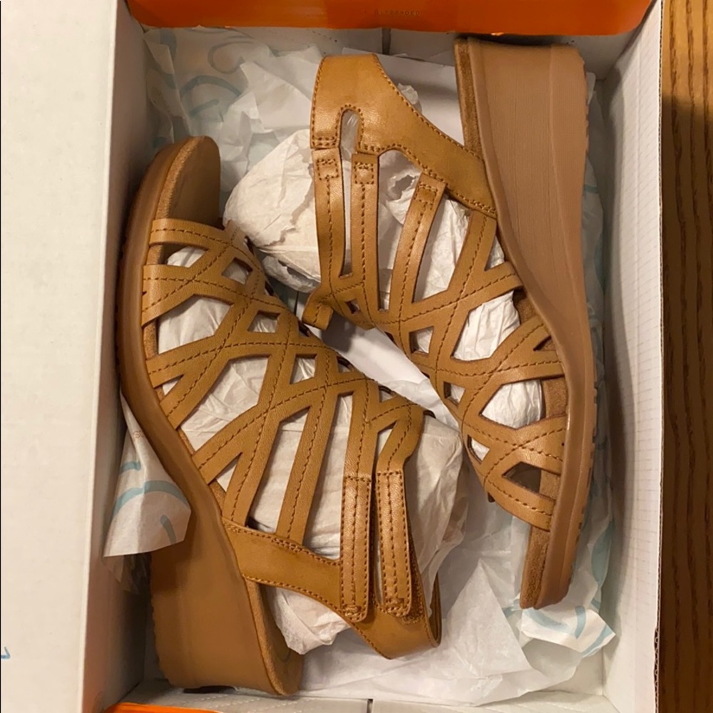 NIB Bare Traps Strappy Sandals